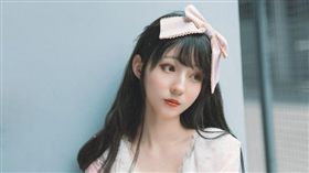大陸一名17歲網紅「是有希」在《鬥魚TV》擔任直播主，因cosplay、蘿莉塔打扮吸引眾多粉絲支持。但近日她被爆出腳踏多名乾爹，甚至在國中時期就開始賣淫，照片、影片都被外流，在網路上掀起熱議。（圖／翻攝自微博）