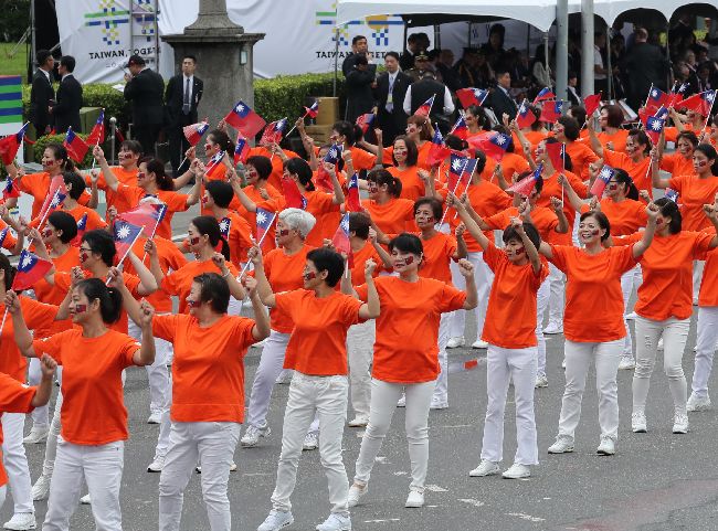 國慶大會  僑胞代表排舞演出中華民國中樞暨各界慶祝107年國慶大會10日在總統府前舉行，有近6000名僑胞返國參加國慶系列活動，大會安排「美國加州排舞協會」及「世界台灣商會聯合總會」號召世界各地僑胞代表組成的排舞團隊暖場演出。中央社記者張皓安攝  107年10月10日