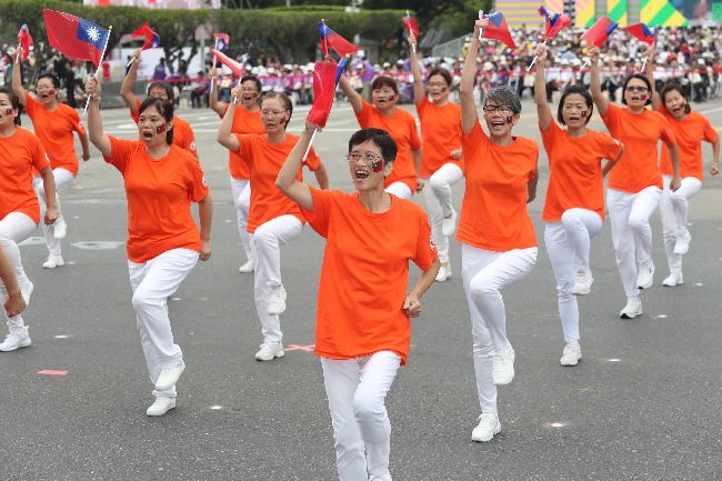 國慶大會  美國加州排舞協會開場演出（1）中華民國中樞暨各界慶祝107年國慶大會10日在總統府前廣場舉行，由美國加州排舞協會帶來精彩開場演出。中央社記者吳翊寧攝  107年10月10日