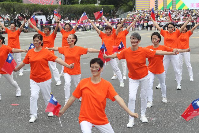 國慶大會  美國加州排舞協會開場演出（2）中華民國中樞暨各界慶祝107年國慶大會10日在總統府前廣場舉行，由美國加州排舞協會帶來精彩開場演出，透過輕快的舞步，帶給民眾耳目一新的感受。中央社記者吳翊寧攝  107年10月10日