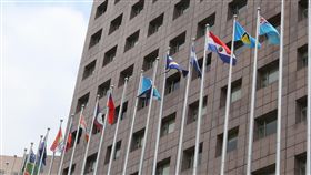 我國與薩爾瓦多斷交（3）外交部21日宣布，中華民國與中美洲邦交國薩爾瓦多斷交，目前中華民國邦交國已降到17個。圖為位在台北市天母地區的使館特區，上午已撤下原本在我國國旗旁的薩爾瓦多國旗。中央社記者鄭傑文攝　107年8月21日