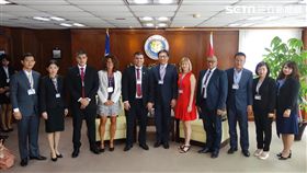 巴拉圭移民局長（前排左5）遭女翻譯指控性騷擾(圖/移民署提供)