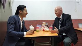 林昶佐與葛特曼私交超好？同桌用餐笑臉照瘋傳　議員PO文曝真相 （圖／翻攝自王浩宇臉書）