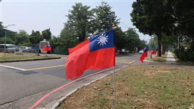 慶祝雙十節　眷村插國旗（2）光輝十月國慶日，插國旗是眷村精神的象徵；高雄市國軍眷村文化發展協會7日在左營建業新村的路上插國旗，每15公尺插一面國旗，讓老社區再現昔日活力及眷村精神。中央社記者王淑芬攝　107年10月7日