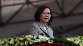 蔡總統發表國慶談話中華民國中樞暨各界慶祝107年國慶大會10日在總統府前廣場舉行，總統蔡英文（圖）發表國慶談話，向國民報告政府團隊如何在變動中，找出國家的戰略位置與出路。中央社記者吳翊寧攝  107年10月10日