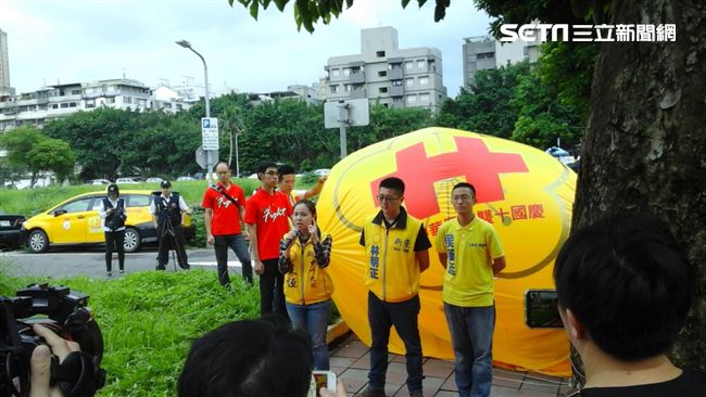 候選人施放氣球　警勸導無效舉牌警告