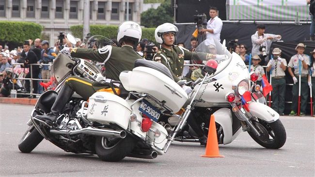 憲兵快反連　府前秀精湛重機花式操演