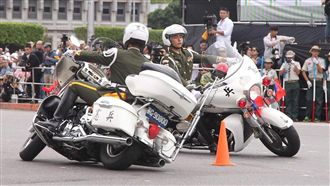 憲兵快反連　府前秀精湛重機花式操演