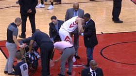 周琦受傷坐輪椅退場（圖／翻攝自YouTube）