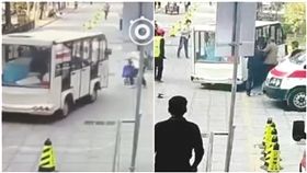 大陸,開封,電動車,警察,嬰兒車(圖/翻攝自秒拍、新華網)