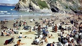 英國,康沃爾海灘,時空旅人,照片,手機（圖／翻攝自推特StuartHumphryes）