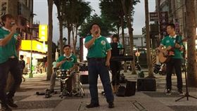 競選歌曲候選人沿街走唱　樂團快閃跳點人氣旺
業配