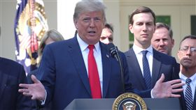 美國總統川普美國總統川普（圖）1日在白宮表示，他不介意聯邦調查局完整調查大法官提名人卡瓦諾的不當性行為指控；但也不希望有「政治迫害」。中央社記者鄭崇生華盛頓攝 107年10月2日