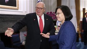 總統接見美國傳統基金會創辦人佛訥（2）總統蔡英文（右）10日下午在總統府接見美國傳統基金會創辦人佛訥（Edwin Feulner）（左），感謝堅守民主價值的國際友人協助，讓台美夥伴關係不斷穩健前進。中央社記者鄭傑文攝　107年10月10日