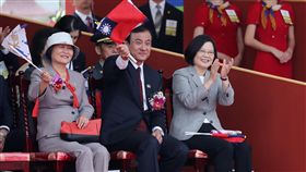 國慶花車遊行　蔡總統揮手致意（2）總統蔡英文（右）與擔任國慶籌備委員會主委的立法院長蘇嘉全（右2）10日在總統府前廣場出席中華民國中樞暨各界慶祝107年國慶大會，兩人向遊行的主題花車揮手致意。中央社記者張皓安攝　107年10月10日