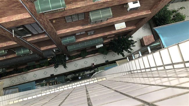 大樓驚傳巨響　老翁卡水泥牆身亡