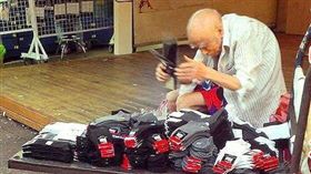 臨江夜市賣襪子的爺爺
圖／翻攝自愛心姊妹淘 關懷臉書