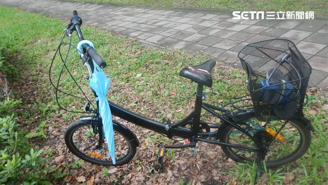 男騎車穿越安全島　擦撞公車命危送醫