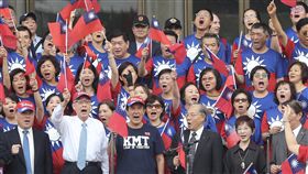 愛國旗愛國家慶祝大會（1）前總統馬英九（前左3）與國民黨主席吳敦義（前左2）、副主席郝龍斌（前左）及前國民黨主席洪秀柱（前右2）等人10日下午在國父紀念館出席由民間發起的「愛國旗愛國家」國慶慶祝活動，眾人高唱中華民國頌。中央社記者徐肇昌攝　107年10月10日