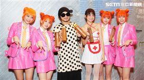 大馬鬼才黃明志（中），率領一票徒兒到澳門出席頒獎典禮。（圖／RED PEOPLE）