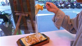 賴床早餐店鐵板起司蛋餅，椒麻雞刈包（記者郭奕均攝影）
