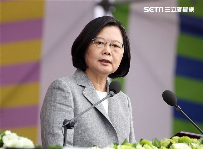 總統蔡英文出席中華民國中樞暨各界慶祝107年國慶大會，由三軍樂儀隊拉開序幕，憲兵快速反應連機車花式表演、學生精彩表演、國慶花車遊行、幻象戰機衝場。（記者邱榮吉/攝影）