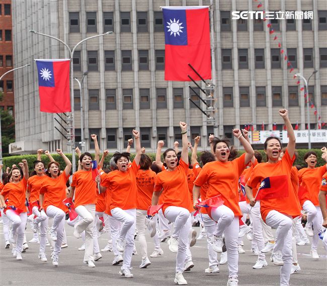 總統蔡英文出席中華民國中樞暨各界慶祝107年國慶大會，由三軍樂儀隊拉開序幕，憲兵快速反應連機車花式表演、學生精彩表演、國慶花車遊行、幻象戰機衝場。（記者邱榮吉/攝影）