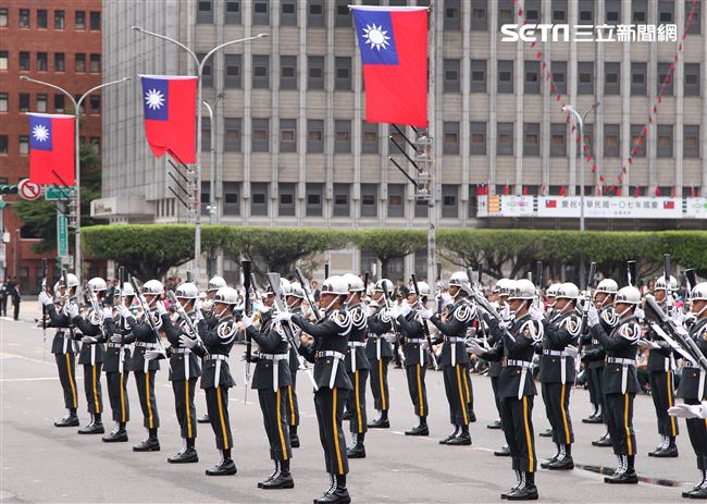 總統蔡英文出席中華民國中樞暨各界慶祝107年國慶大會，由三軍樂儀隊拉開序幕，憲兵快速反應連機車花式表演、學生精彩表演、國慶花車遊行、幻象戰機衝場。（記者邱榮吉/攝影）