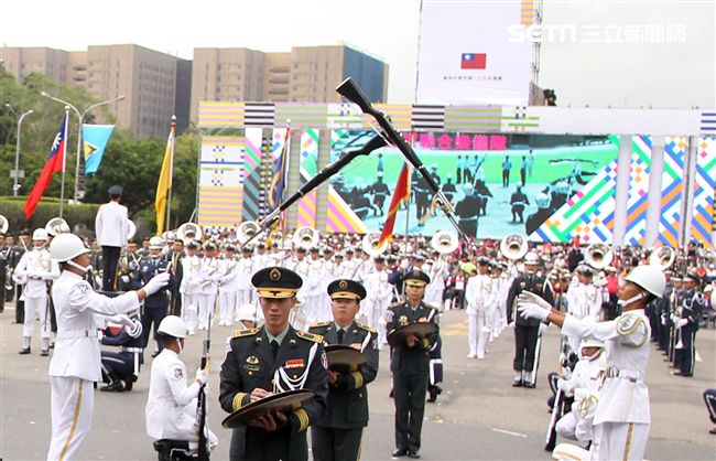 總統蔡英文出席中華民國中樞暨各界慶祝107年國慶大會，由三軍樂儀隊拉開序幕，憲兵快速反應連機車花式表演、學生精彩表演、國慶花車遊行、幻象戰機衝場。（記者邱榮吉/攝影）