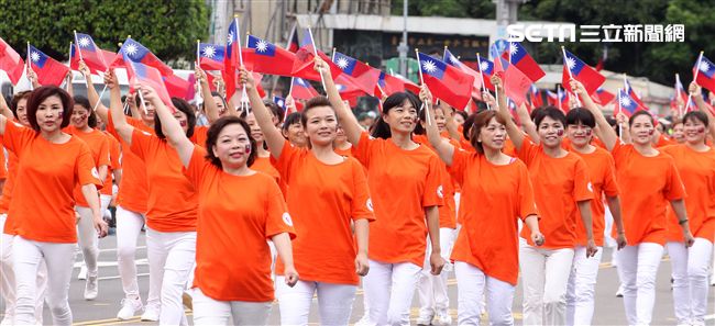 總統蔡英文出席中華民國中樞暨各界慶祝107年國慶大會，由三軍樂儀隊拉開序幕，憲兵快速反應連機車花式表演、學生精彩表演、國慶花車遊行、幻象戰機衝場。（記者邱榮吉/攝影）