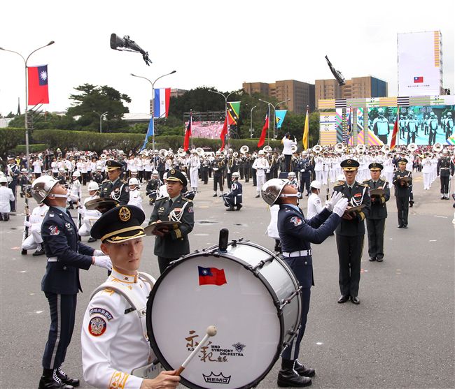 總統蔡英文出席中華民國中樞暨各界慶祝107年國慶大會，由三軍樂儀隊拉開序幕，憲兵快速反應連機車花式表演、學生精彩表演、國慶花車遊行、幻象戰機衝場。（記者邱榮吉/攝影）