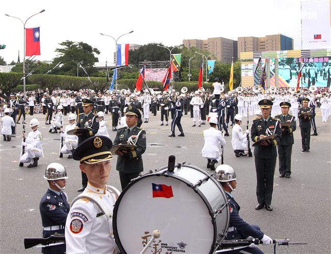 總統蔡英文出席中華民國中樞暨各界慶祝107年國慶大會，由三軍樂儀隊拉開序幕，憲兵快速反應連機車花式表演、學生精彩表演、國慶花車遊行、幻象戰機衝場。（記者邱榮吉/攝影）