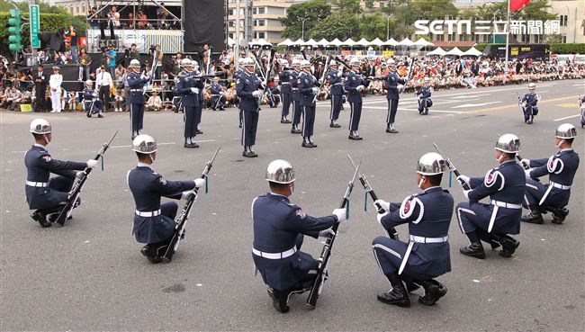 總統蔡英文出席中華民國中樞暨各界慶祝107年國慶大會，由三軍樂儀隊拉開序幕，憲兵快速反應連機車花式表演、學生精彩表演、國慶花車遊行、幻象戰機衝場。（記者邱榮吉/攝影）