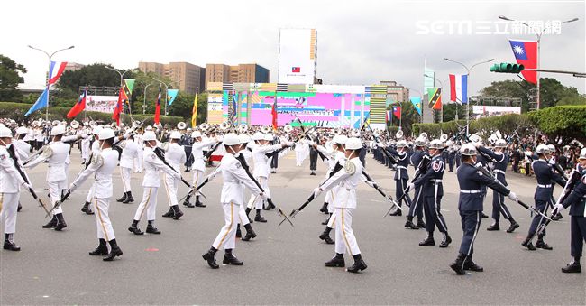 總統蔡英文出席中華民國中樞暨各界慶祝107年國慶大會，由三軍樂儀隊拉開序幕，憲兵快速反應連機車花式表演、學生精彩表演、國慶花車遊行、幻象戰機衝場。（記者邱榮吉/攝影）