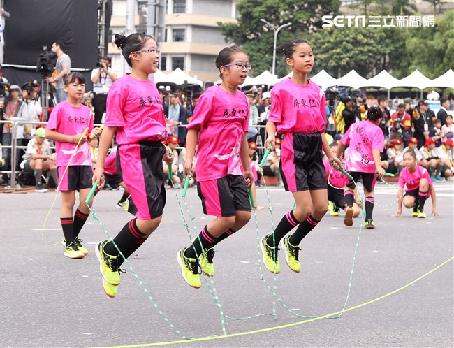 總統蔡英文出席中華民國中樞暨各界慶祝107年國慶大會，由三軍樂儀隊拉開序幕，憲兵快速反應連機車花式表演、學生精彩表演、國慶花車遊行、幻象戰機衝場。（記者邱榮吉/攝影）