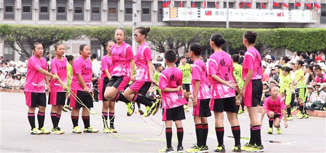 總統蔡英文出席中華民國中樞暨各界慶祝107年國慶大會，由三軍樂儀隊拉開序幕，憲兵快速反應連機車花式表演、學生精彩表演、國慶花車遊行、幻象戰機衝場。（記者邱榮吉/攝影）