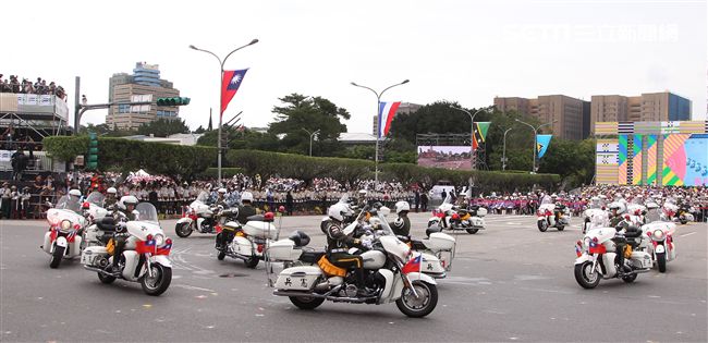 總統蔡英文出席中華民國中樞暨各界慶祝107年國慶大會，由三軍樂儀隊拉開序幕，憲兵快速反應連機車花式表演、學生精彩表演、國慶花車遊行、幻象戰機衝場。（記者邱榮吉/攝影）