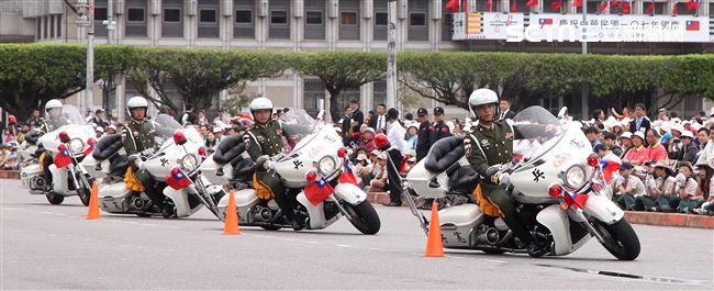 總統蔡英文出席中華民國中樞暨各界慶祝107年國慶大會，由三軍樂儀隊拉開序幕，憲兵快速反應連機車花式表演、學生精彩表演、國慶花車遊行、幻象戰機衝場。（記者邱榮吉/攝影）
