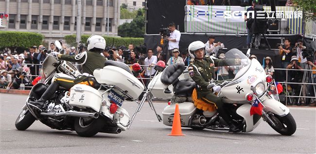 總統蔡英文出席中華民國中樞暨各界慶祝107年國慶大會，由三軍樂儀隊拉開序幕，憲兵快速反應連機車花式表演、學生精彩表演、國慶花車遊行、幻象戰機衝場。（記者邱榮吉/攝影）