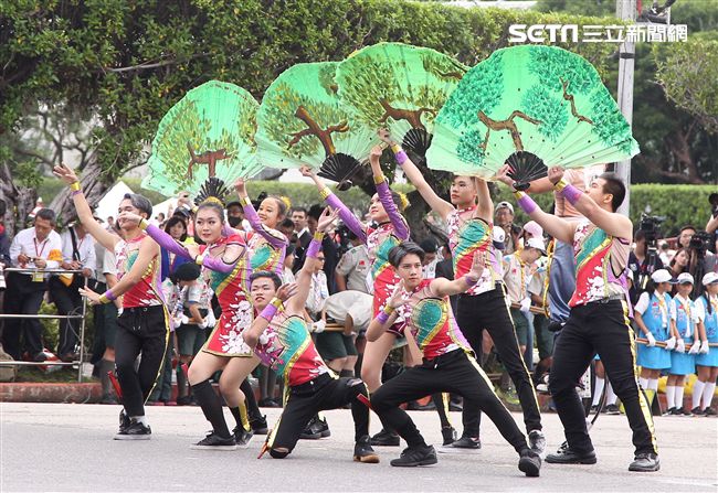 總統蔡英文出席中華民國中樞暨各界慶祝107年國慶大會，由三軍樂儀隊拉開序幕，憲兵快速反應連機車花式表演、學生精彩表演、國慶花車遊行、幻象戰機衝場。（記者邱榮吉/攝影）
