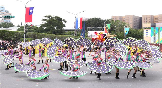 總統蔡英文出席中華民國中樞暨各界慶祝107年國慶大會，由三軍樂儀隊拉開序幕，憲兵快速反應連機車花式表演、學生精彩表演、國慶花車遊行、幻象戰機衝場。（記者邱榮吉/攝影）