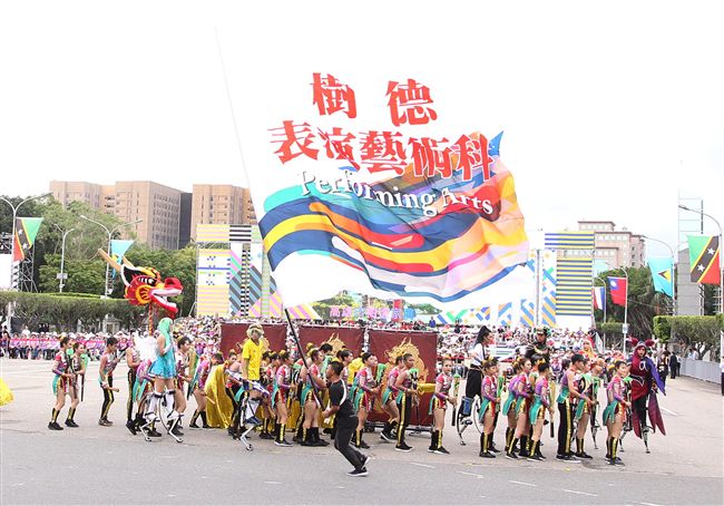 總統蔡英文出席中華民國中樞暨各界慶祝107年國慶大會，由三軍樂儀隊拉開序幕，憲兵快速反應連機車花式表演、學生精彩表演、國慶花車遊行、幻象戰機衝場。（記者邱榮吉/攝影）