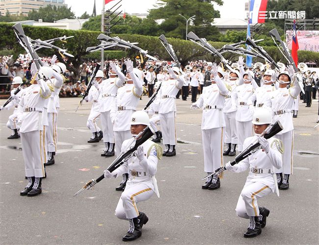 總統蔡英文出席中華民國中樞暨各界慶祝107年國慶大會，由三軍樂儀隊拉開序幕，憲兵快速反應連機車花式表演、學生精彩表演、國慶花車遊行、幻象戰機衝場。（記者邱榮吉/攝影）