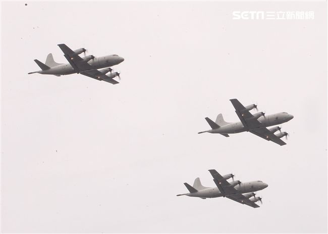 總統蔡英文出席中華民國中樞暨各界慶祝107年國慶大會，由三軍樂儀隊拉開序幕，憲兵快速反應連機車花式表演、學生精彩表演、國慶花車遊行、幻象戰機衝場。（記者邱榮吉/攝影）