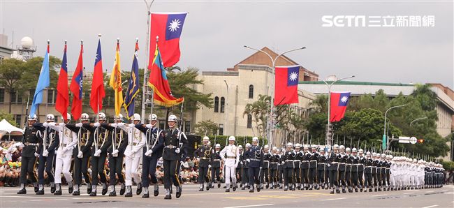 總統蔡英文出席中華民國中樞暨各界慶祝107年國慶大會，由三軍樂儀隊拉開序幕，憲兵快速反應連機車花式表演、學生精彩表演、國慶花車遊行、幻象戰機衝場。（記者邱榮吉/攝影）