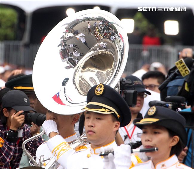 總統蔡英文出席中華民國中樞暨各界慶祝107年國慶大會，由三軍樂儀隊拉開序幕，憲兵快速反應連機車花式表演、學生精彩表演、國慶花車遊行、幻象戰機衝場。（記者邱榮吉/攝影）