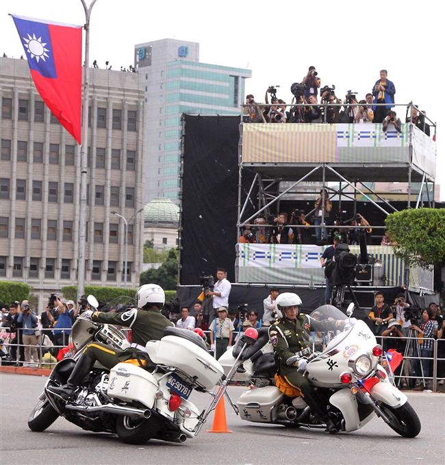 總統蔡英文出席中華民國中樞暨各界慶祝107年國慶大會，由三軍樂儀隊拉開序幕，憲兵快速反應連機車花式表演、學生精彩表演、國慶花車遊行、幻象戰機衝場。（記者邱榮吉/攝影）