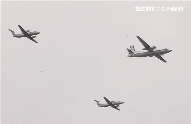 總統蔡英文出席中華民國中樞暨各界慶祝107年國慶大會，由三軍樂儀隊拉開序幕，憲兵快速反應連機車花式表演、學生精彩表演、國慶花車遊行、幻象戰機衝場。（記者邱榮吉/攝影）