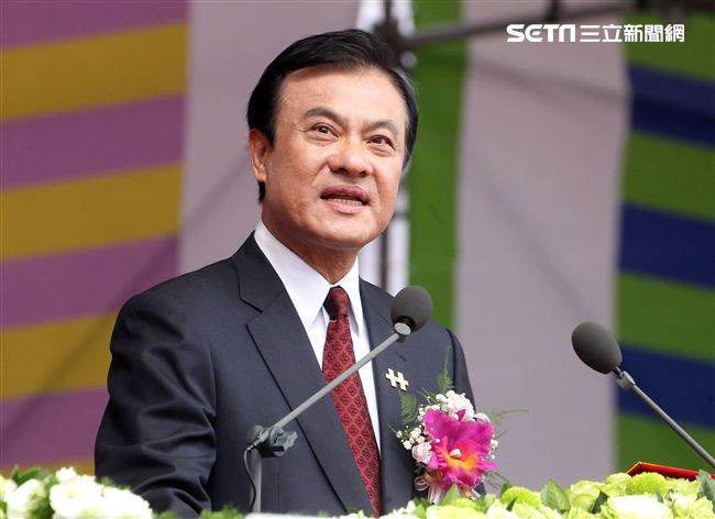 總統蔡英文出席中華民國中樞暨各界慶祝107年國慶大會，由三軍樂儀隊拉開序幕，憲兵快速反應連機車花式表演、學生精彩表演、國慶花車遊行、幻象戰機衝場。（記者邱榮吉/攝影）