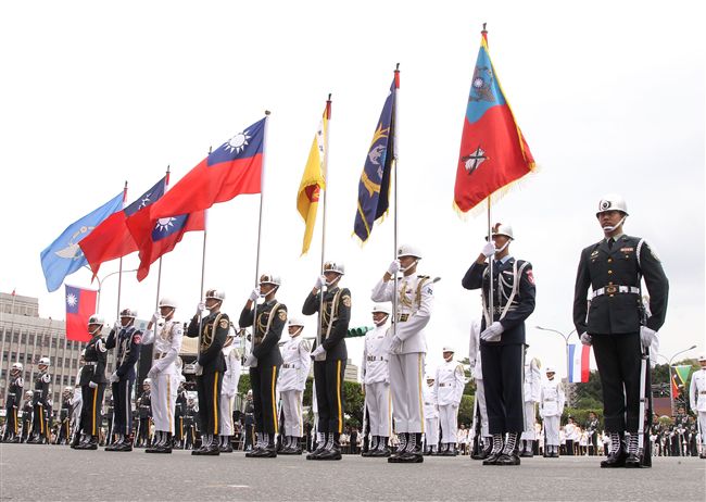 總統蔡英文出席中華民國中樞暨各界慶祝107年國慶大會，由三軍樂儀隊拉開序幕，憲兵快速反應連機車花式表演、學生精彩表演、國慶花車遊行、幻象戰機衝場。（記者邱榮吉/攝影）